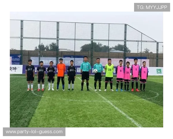 足球场上球星与女性同框瞬间 展现魅力与风采的完美合影